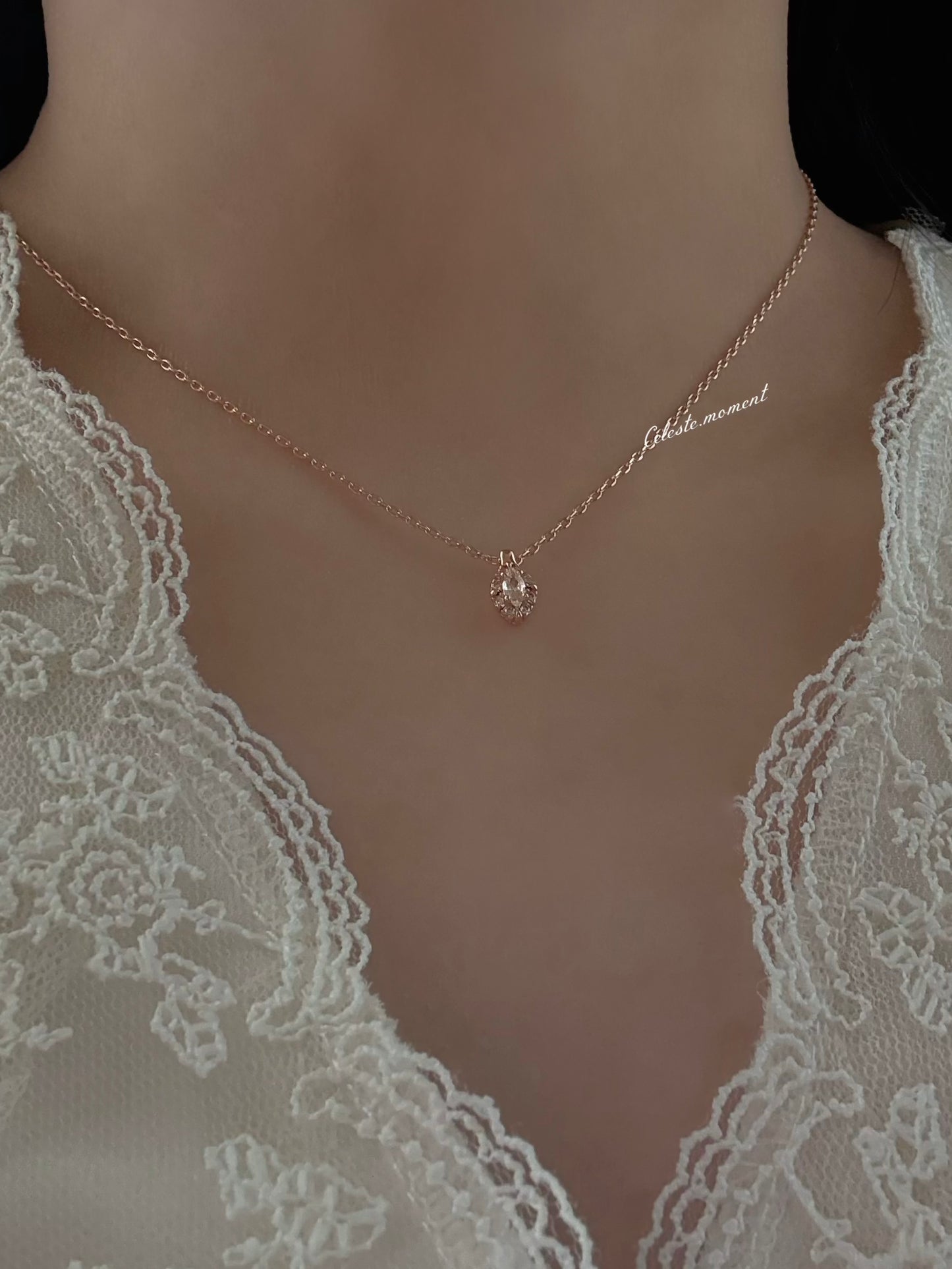 𝑰𝒓𝒊𝒅𝒆𝒔𝒄𝒆𝒏𝒕 𝒔𝒕𝒐𝒏𝒆 𝒏𝒆𝒄𝒌𝒍𝒂𝒄𝒆