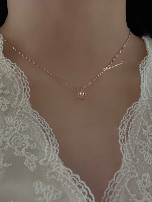 𝑰𝒓𝒊𝒅𝒆𝒔𝒄𝒆𝒏𝒕 𝒔𝒕𝒐𝒏𝒆 𝒏𝒆𝒄𝒌𝒍𝒂𝒄𝒆