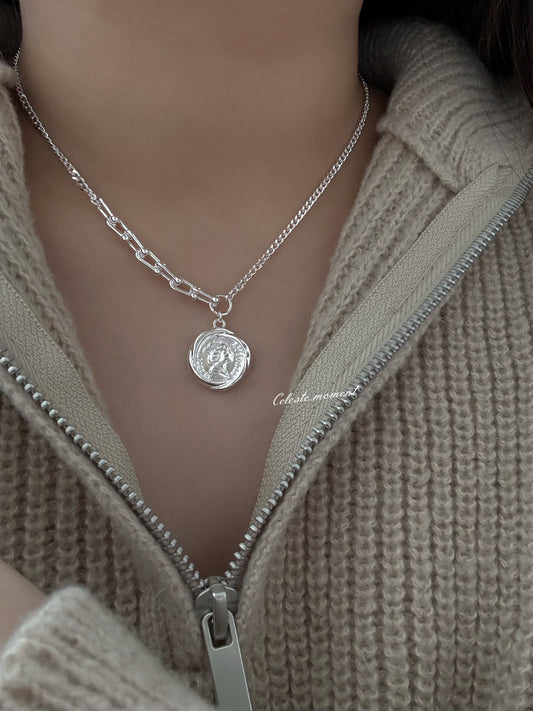 𝓠𝓾𝓮𝓮𝓷’𝓼 𝓷𝓮𝓬𝓴𝓵𝓪𝓬𝓮