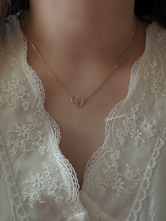 𝓕𝓻𝓮𝓷𝓬𝓱 𝓢𝓷𝓸𝓾𝓽 𝓝𝓮𝓬𝓴𝓵𝓪𝓬𝓮